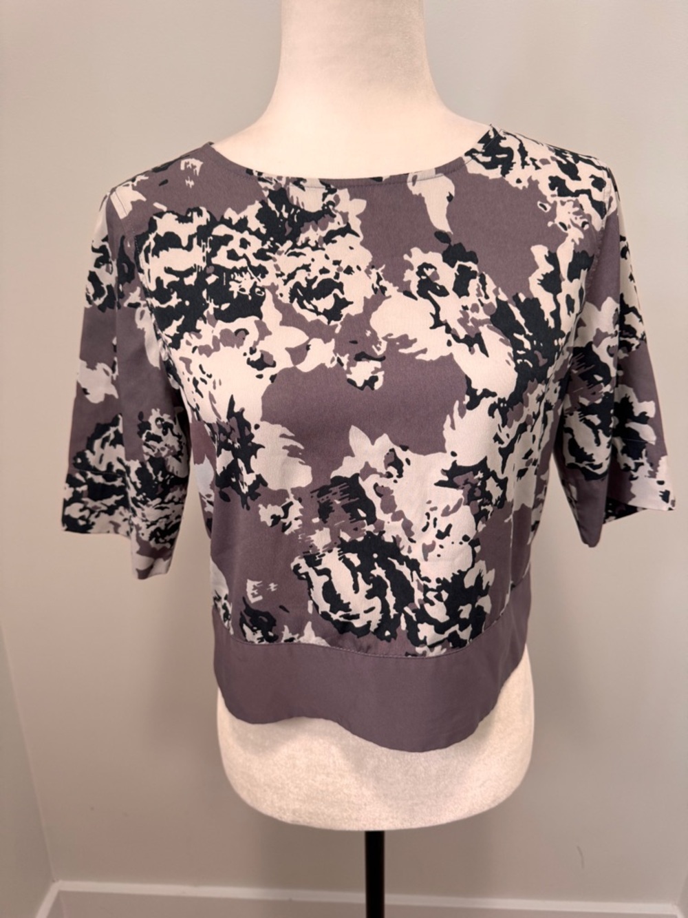 Banana Republic Gray and White Short-Sleeve Floral Tee